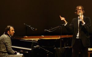 Chilly Gonzales am Klavier und Jarvis Cocker mit Geste am Finger (Photo: REM Productions / Philipp Jedicke)